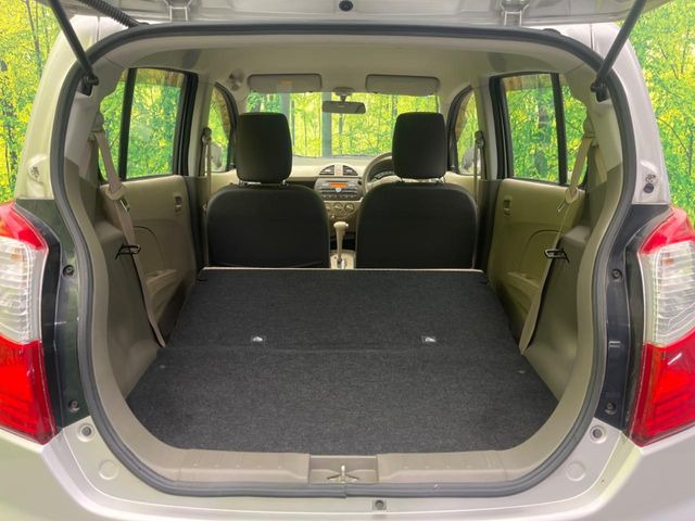 ���i�̂���������ʋ΁A���}���ɏ\���ȉ׎��X�y�[�X���m�ۂ��Ă���܂��B�Z�J���h�V�[�g��|���ƁA�傫�ȉו��̐ύڂ��\�ł���