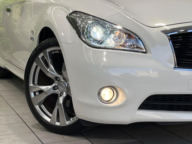 【HIDヘッドライト】非常に明るく前方を照らしてくれるので、悪天候や夜間の走行時も視界良好で安心してお乗りいただけます。