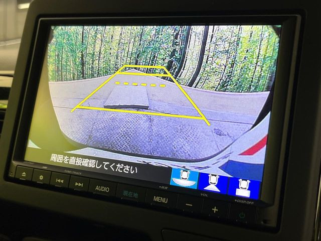 【バックカメラ】駐車時に後方がリアルタイム映像で確認できます。大型商業施設や立体駐車場での駐車時や、夜間のバック時に大活躍!運転スキルに関わらず、今や必須となった装備のひとつです!