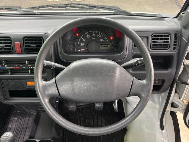 �C���e���A�ɍ��킹���f�U�C���̃X�e�A�����O�́A�^�]�������̂��Ƃ��l���A�^�]���₷���`��A�傫���ł��B�����x�A���ۂɐG���Ă��m���߂��������B