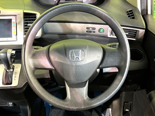 �C���e���A�ɍ��킹���f�U�C���̃X�e�A�����O�́A�^�]�������̂��Ƃ��l���A�^�]���₷���`��A�傫���ł��B�����x�A���ۂɐG���Ă��m���߂��������B