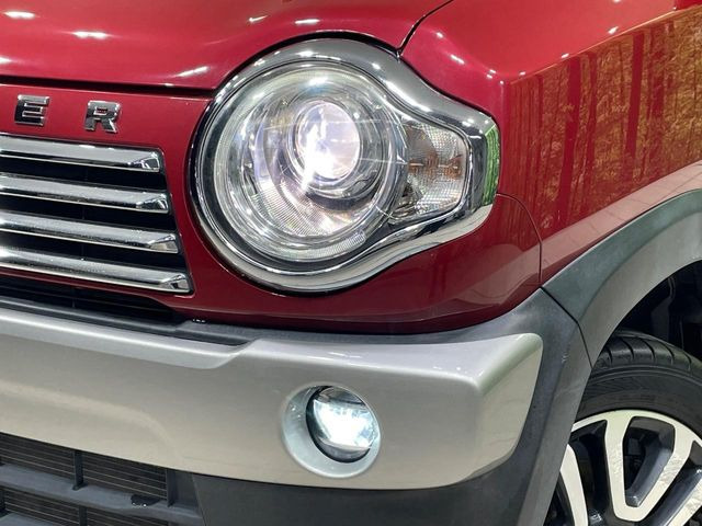 【HIDヘッドライト】非常に明るく前方を照らしてくれるので、悪天候や夜間の走行時も視界良好で安心してお乗りいただけます。