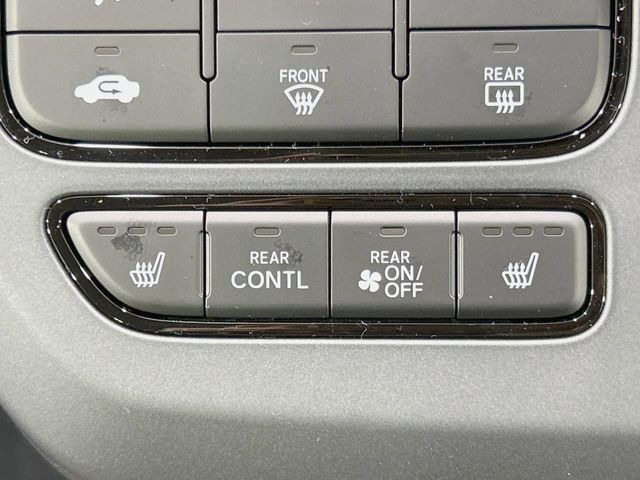 【シートヒーター】寒い日に重宝するシートヒーター!エアコンより早く温まってくれるので寒がりの人も安心ですね♪エアコンの温風は乾燥するから苦手、という方にもをおすすめです。