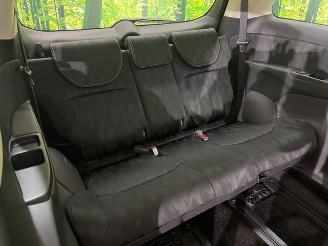 3列目シートはもちろん状態良好☆大人でもゆったりと座って頂けますので、大人数でのお出かけもラクラクです♪ご家族で、気の知れた仲間で、ドライブに行くのが楽しみですね♪