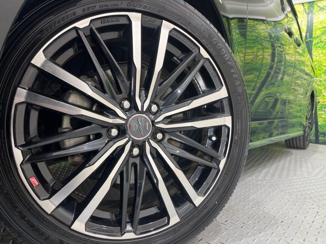 【純正18インチアルミホイール】外観にマッチした純正アルミホイールを装着しております。各種社外アルミホイールや、スタッドレスタイヤも取扱いしております。是非ご相談ください♪