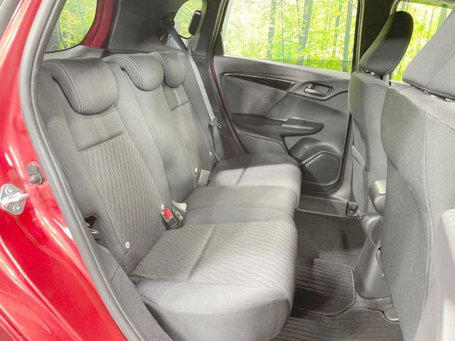 後部座席も気になるようなキズ・汚れやへたり等、大きなダメージはなく、良好な状態です。