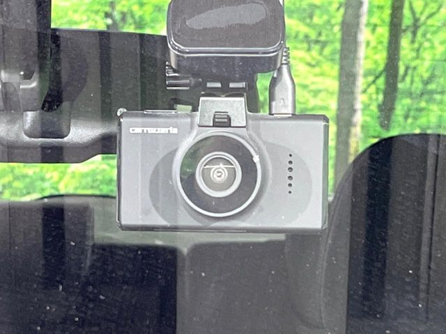 【ドライブレコーダー】安心・安全なカーライフに必須のドライブレコーダーを装備!走行中はもちろん、あおり運転や事故に遭遇した際の状況も映像で記録し、万一のリスクに備えます。