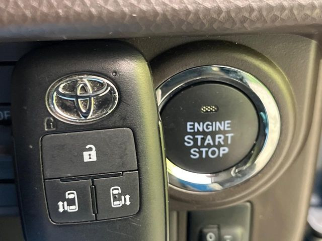 【スマートキー】カバンやポケットに入れたままでもドアの施錠・解錠が可能なスマートキーを装備。エンジンのオン・オフ時もカギを取り出す必要が無いからとっても便利です♪