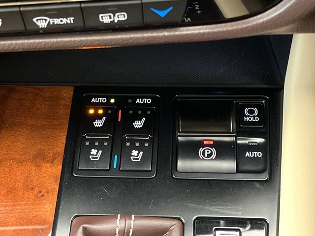 【シートベンチレーション】夏場は涼しい風でお尻や背中の熱やムレを防ぎ、冬はエアコンよりも早く温まってポカポカに!季節を問わず快適に過ごせます。