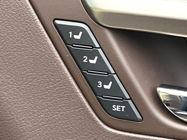 【メモリー機能付きパワーシート】ドライバーごとに設定したシート位置を記憶して、ボタン一つで切り替えできる便利な機能!運転する方が複数名いらっしゃるご家庭におすすめです♪