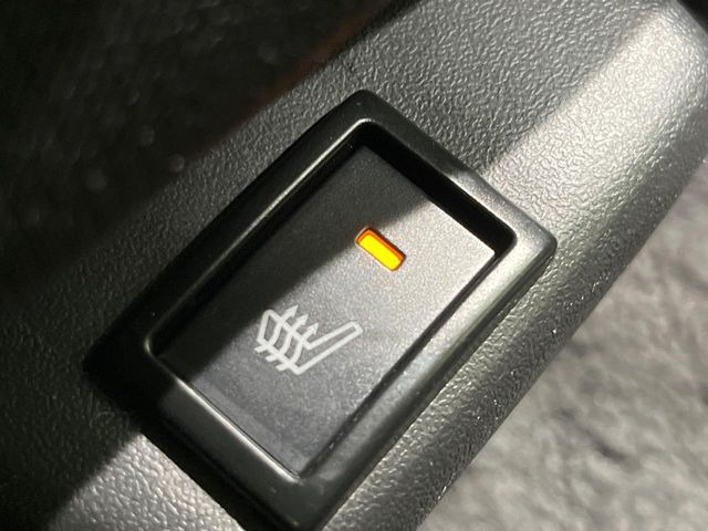 【前席シートヒーター】寒い日に重宝するシートヒーター!エアコンより早く温まってくれるので寒がりの人も安心ですね♪エアコンの温風は乾燥するから苦手、という方にもをおすすめです。