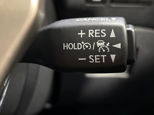 【レーダークルーズコントロール】高速道路での長距離走行が楽に!!自動で速度を保つクルーズコントロールが、衝突軽減システムと連携し、前方の車両を感知して車間を保つように速度調節してくれます!!