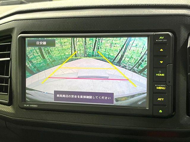 【バックカメラ】駐車時に後方がリアルタイム映像で確認できます。大型商業施設や立体駐車場での駐車時や、夜間のバック時に大活躍!運転スキルに関わらず、今や必須となった装備のひとつです!