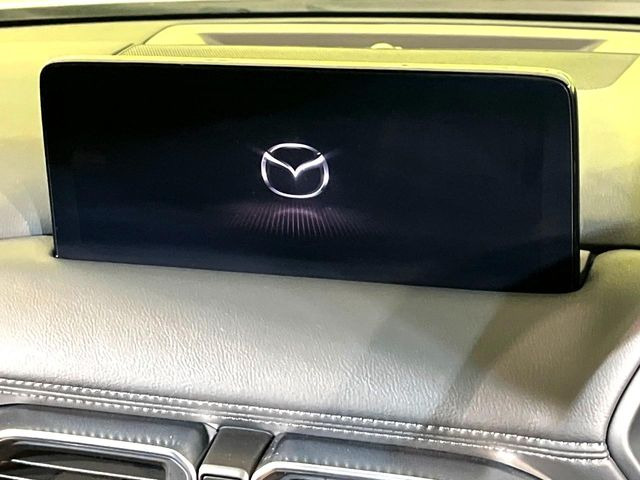 【マツダコネクト】車内の雰囲気にマッチした一体型タイプのディスプレイ。各種車輌設定やBluetooth再生等、様々な機能が楽しめます。専用SDカードのご購入で、ナビ機能も使用出来ます。