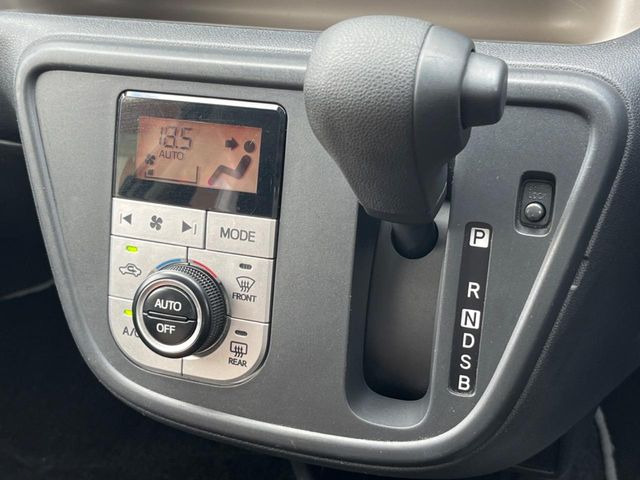 【オートエアコン】一度お好みの温度に設定すれば、車内の温度を検知し風量や温度を自動で調整。暑い…寒い…と何度もスイッチ操作をする必要はありません。快適な車内空間には必須の機能ですね♪