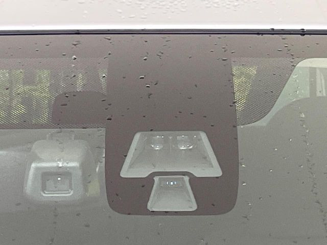 【三菱e-Assist】走行中に前方の車両等を認識し、衝突しそうな時は警報とブレーキで衝突回避と被害軽減をアシスト。より安全にドライブをお楽しみいただけます。