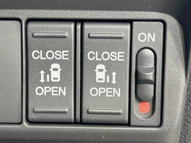 【両側パワースライドドア】スマートキーや運転席のスイッチで後席両側スライドドアの開閉が可能♪電動だから力を入れてドアを開ける必要が無く、小さなお子様でも簡単に開け閉めでき快適です♪