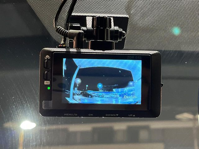 【ドライブレコーダー】安心・安全なカーライフに必須のドライブレコーダーを装備!走行中はもちろん、あおり運転や事故に遭遇した際の状況も映像で記録し、万一のリスクに備えます。