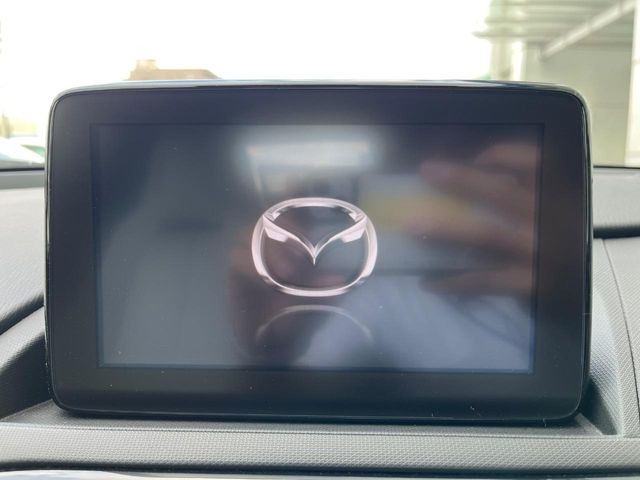 【マツダコネクトナビ】車内の雰囲気にマッチした一体型タイプのナビ。各種車輌設定やBluetooth再生等、様々な機能が楽しめます。直感的なダイヤル操作が可能で、使い勝手も良好です。