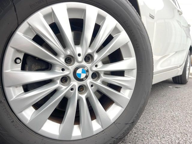 ●純正16インチアルミホイール:輸入車ならではの卓越した走りを支えるホイールと足回りです!日本車の走りに慣れている方にもぜひ体感して頂きたいほど、高いレベルでまとまっています!