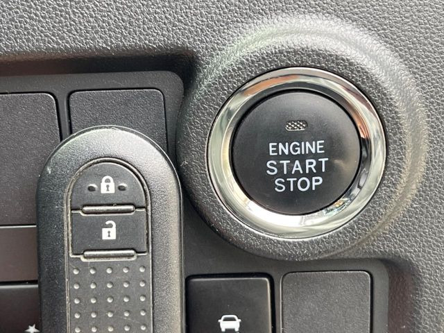 【スマートキー】カバンやポケットに入れたままでもドアの施錠・解錠が可能なスマートキーを装備。エンジンのオン・オフ時もカギを取り出す必要が無いからとっても便利です♪