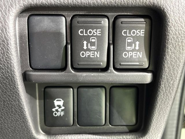 【両側パワースライドドア】スマートキーや運転席のスイッチで後席両側スライドドアの開閉が可能♪電動だから力を入れてドアを開ける必要が無く、小さなお子様でも簡単に開け閉めでき快適です♪