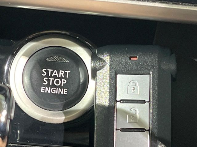 【インテリジェントキー】カバンやポケットに入れたままでもドアの施錠・解錠が可能なスマートキーを装備。エンジンのオン・オフ時もカギを取り出す必要が無いからとっても便利です♪