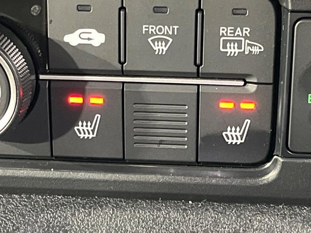 【シートヒーター】寒い日に重宝するシートヒーター!エアコンより早く温まってくれるので寒がりの人も安心ですね♪エアコンの温風は乾燥するから苦手、という方にもをおすすめです。