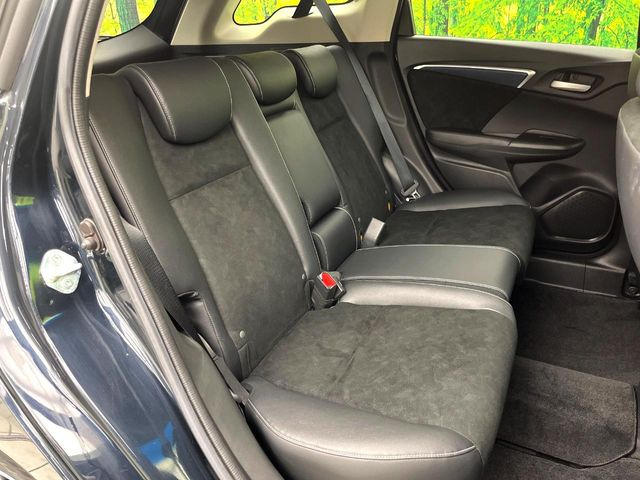 後部座席も気になるようなキズ・汚れやへたり等、大きなダメージはなく、良好な状態です。