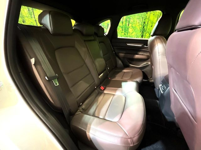 後部座席も気になるようなキズ・汚れやへたり等、大きなダメージはなく、良好な状態です。