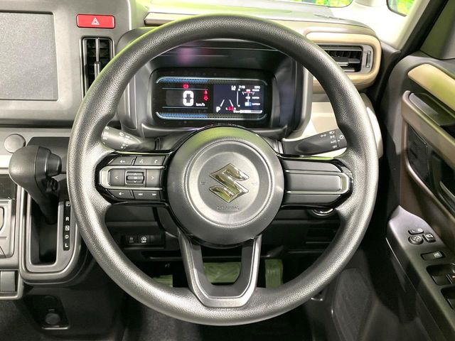 �C���e���A�ɍ��킹���f�U�C���̃X�e�A�����O�́A�^�]�������̂��Ƃ��l���A�^�]���₷���`��A�傫���ł��B�����x�A���ۂɐG���Ă��m���߂��������B