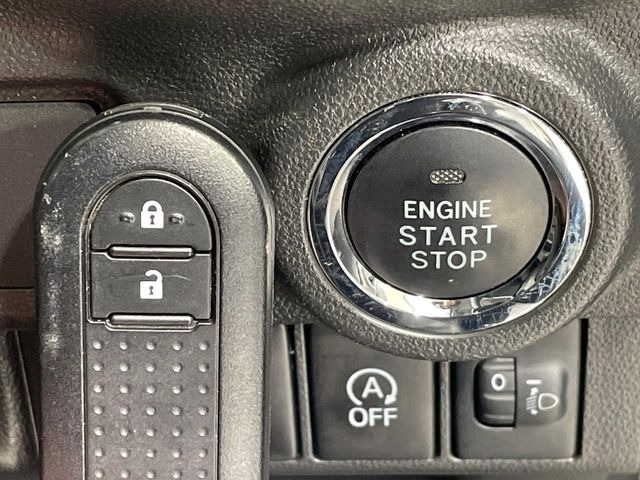 【キーフリーシステム】カバンやポケットに入れたままでもドアの施錠・解錠が可能なスマートキーを装備。エンジンのオン・オフ時もカギを取り出す必要が無いからとっても便利です♪