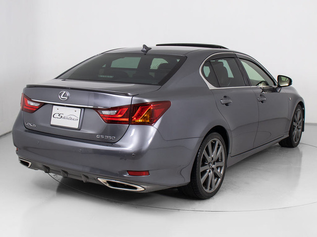 個性的なリアビューで御座います。精悍な佇まいは高級車ならではです。