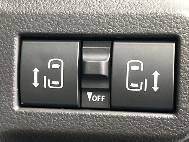【両側パワースライドドア】スマートキーや運転席のスイッチで後席両側スライドドアの開閉が可能♪電動だから力を入れてドアを開ける必要が無く、小さなお子様でも簡単に開け閉めでき快適です♪