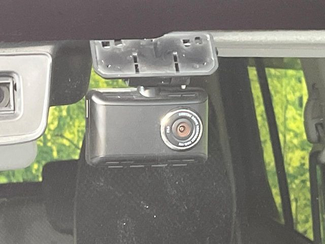 【ドライブレコーダー】安心・安全なカーライフに必須のドライブレコーダーを装備!走行中はもちろん、あおり運転や事故に遭遇した際の状況も映像で記録し、万一のリスクに備えます。