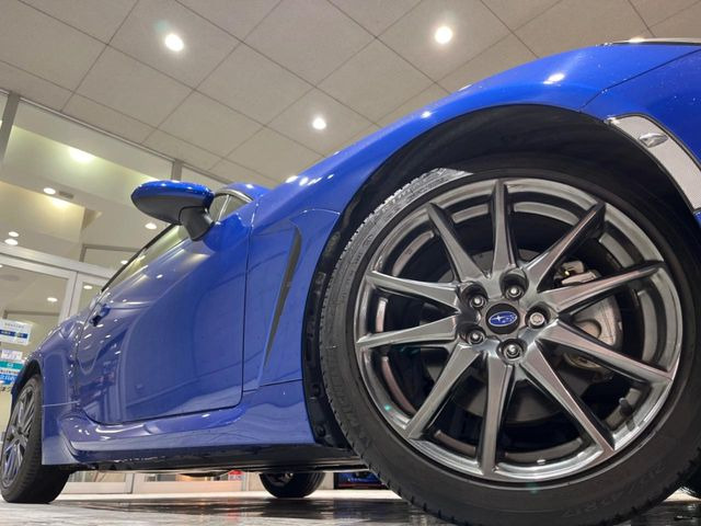 【純正17インチアルミホイール】外観にマッチした純正アルミホイールを装着しております。各種社外アルミホイールや、スタッドレスタイヤも取扱いしております。是非ご相談ください♪