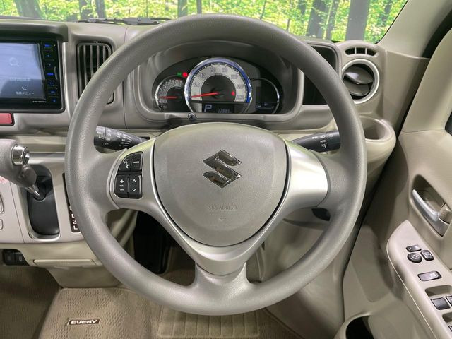 �C���e���A�ɍ��킹���f�U�C���̃X�e�A�����O�́A�^�]�������̂��Ƃ��l���A�^�]���₷���`��A�傫���ł��B�����x�A���ۂɐG���Ă��m���߂��������B