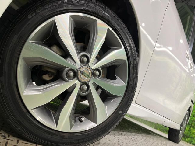 【純正15インチアルミホイール】外観にマッチした純正アルミホイールを装着しております。各種社外アルミホイールや、スタッドレスタイヤも取扱いしております。是非ご相談ください♪