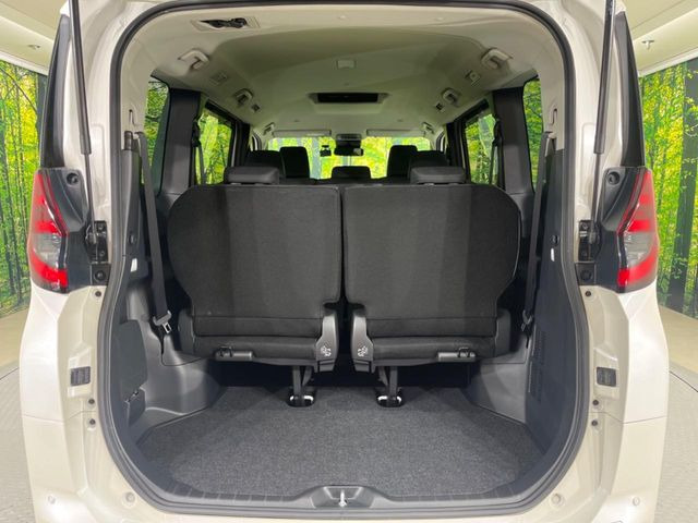 積み下ろしのしやすいデッキにはたっぷりと荷物を積み込んでいただけます。遊びから仕事まで、様々なシーンで頼れます♪