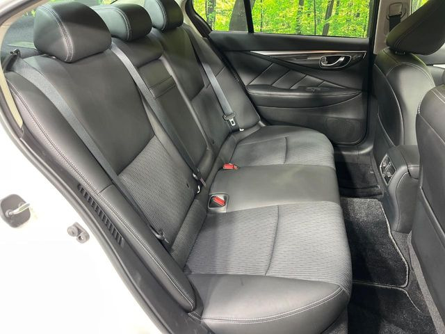 後部座席も気になるようなキズ・汚れやへたり等、大きなダメージはなく、良好な状態です。