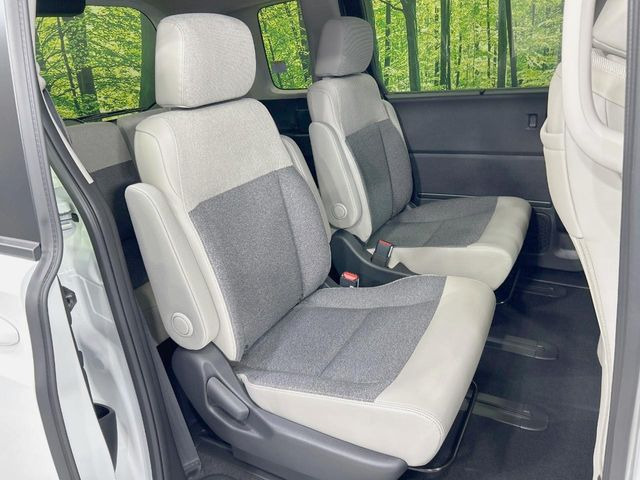 高品質なオリジナルフロアマットもオプションにてご用意しております。お好きなデザインやカラーをお車に合わせて選んでいただくことができます♪