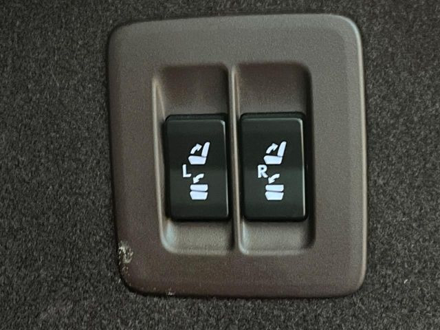 【電動格納シート】リアシートはスイッチ一つでラクラク収納!荷物が多い時など座席を収納スペースに変更する際も、力は必要ありません!お子様でも簡単に操作していただけます!