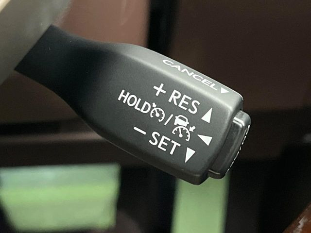 【レーダークルーズコントロール】高速道路での長距離走行が楽に!!自動で速度を保つクルーズコントロールが、衝突軽減システムと連携し、前方の車両を感知して車間を保つように速度調節してくれます!!