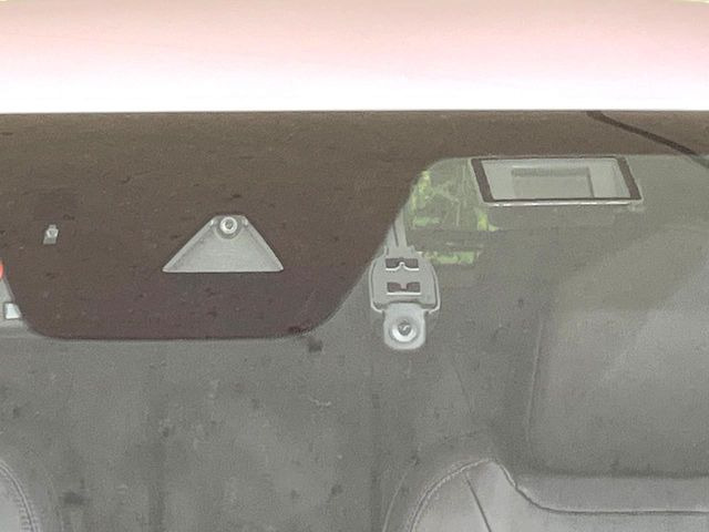 【スマートブレーキサポート】走行中に前方の車両等を認識し、衝突しそうな時は警報とブレーキで衝突回避と被害軽減をアシスト。より安全にドライブをお楽しみいただけます。