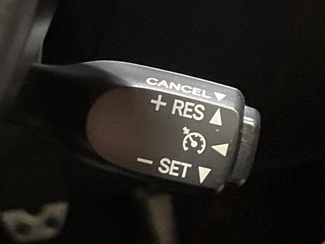 【クルーズコントロール】高速道路もラクラク走行。アクセルを離しても一定速度で走行ができ、長距離運転時の負担を軽減!加速・減速も簡単なスイッチ操作で調整できます。