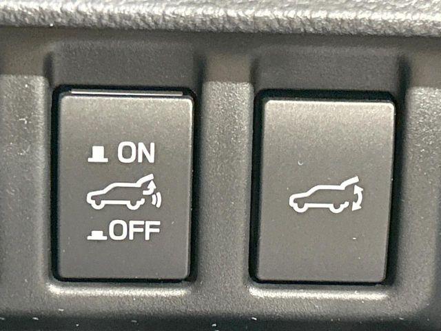 【パワーバックドア】スマートキーや運転席のボタンを押すだけでリアゲートが自動で開閉します!荷物を持っている時や、高い位置にあるバックドアを閉める際に便利な機能です♪