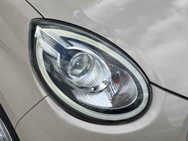 【HIDヘッドライト】非常に明るく前方を照らしてくれるので、悪天候や夜間の走行時も視界良好で安心してお乗りいただけます。