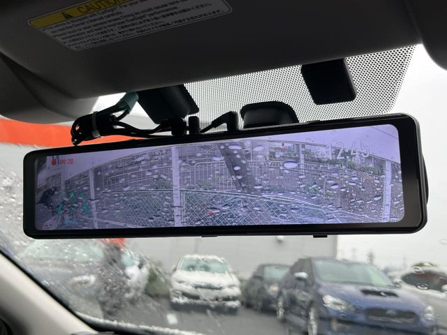 【デジタルインナーミラー】後席の大きな荷物や同乗者で後方が確認しづらい時でも安心!カメラが撮影した車両後方の映像をルームミラー内に表示。クリアな視界で状況の確認が可能です!