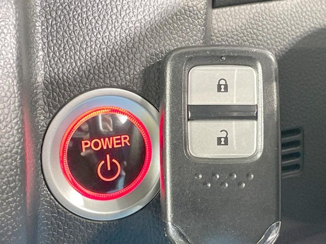 【Hondaスマートキー】カバンやポケットに入れたままでもドアの施錠・解錠が可能なスマートキーを装備。エンジンのオン・オフ時もカギを取り出す必要が無いからとっても便利です♪