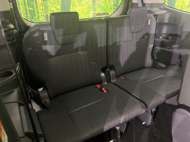 3列目シートはもちろん状態良好☆大人でもゆったりと座って頂けますので、大人数でのお出かけもラクラクです♪ご家族で、気の知れた仲間で、ドライブに行くのが楽しみですね♪
